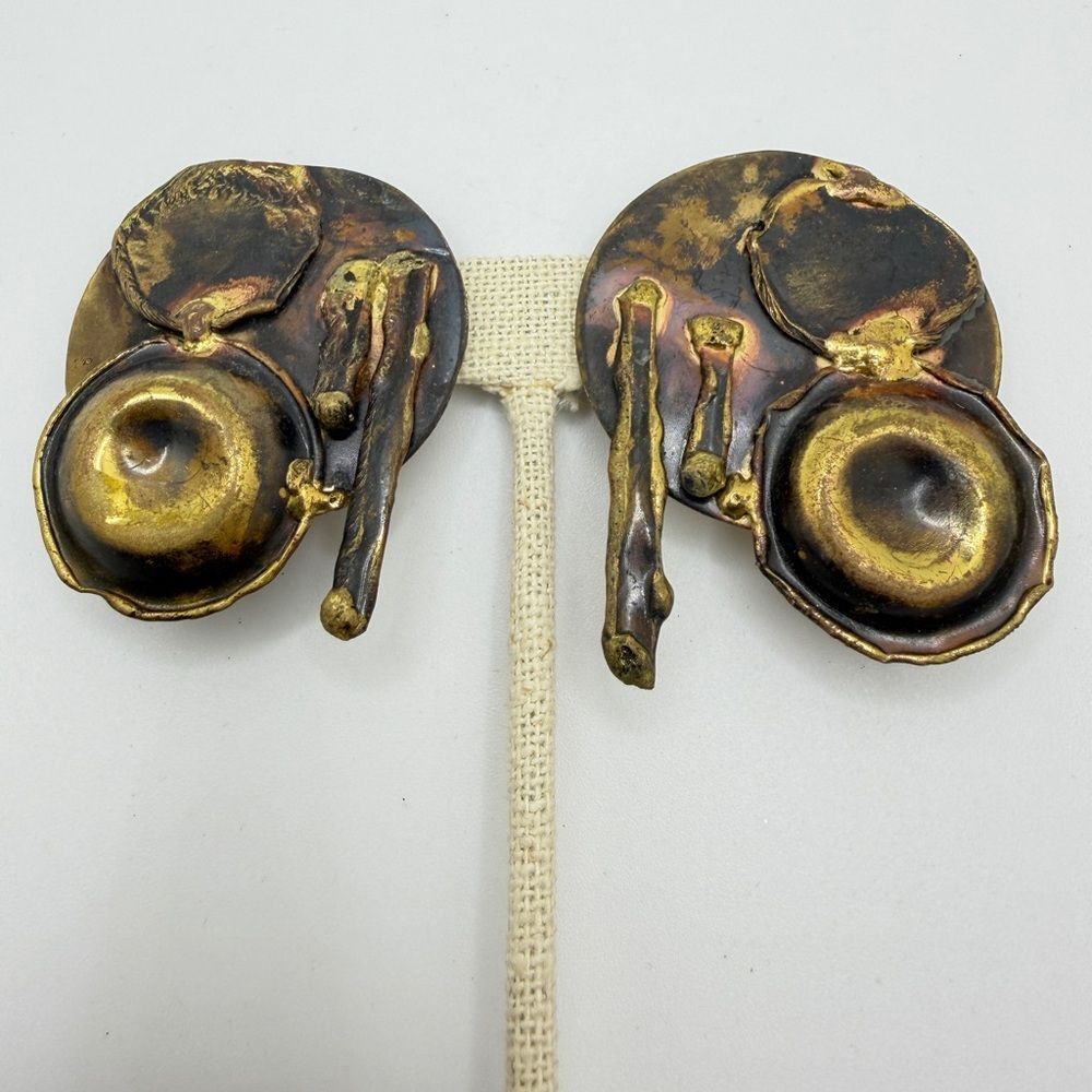 Vintage brutalist 'the wildest clip-on earrings' in brass/gold tone metal!